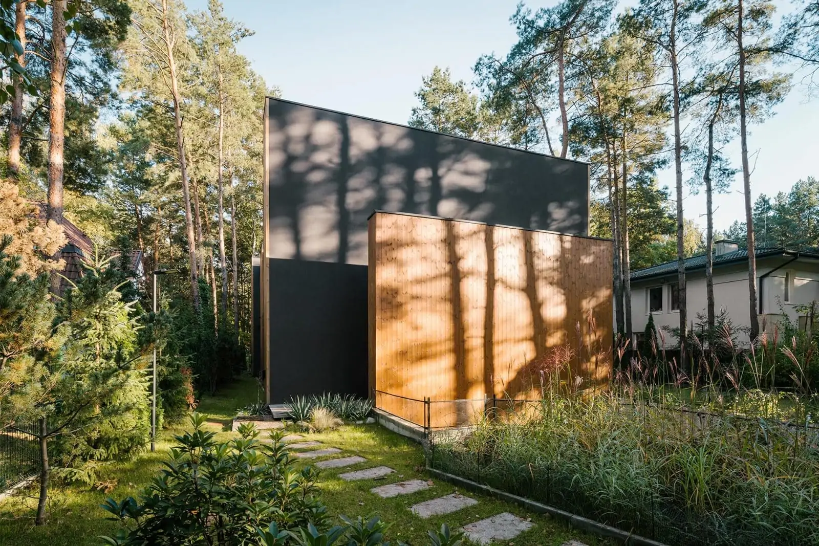 1Thermory-Benchmark-Thermo-Pine-Cladding_Private-house-in-Poland_Photo-by-Nate-Cook_Architect-81.WAW_.PL_Distributor-Komplex-Market.png