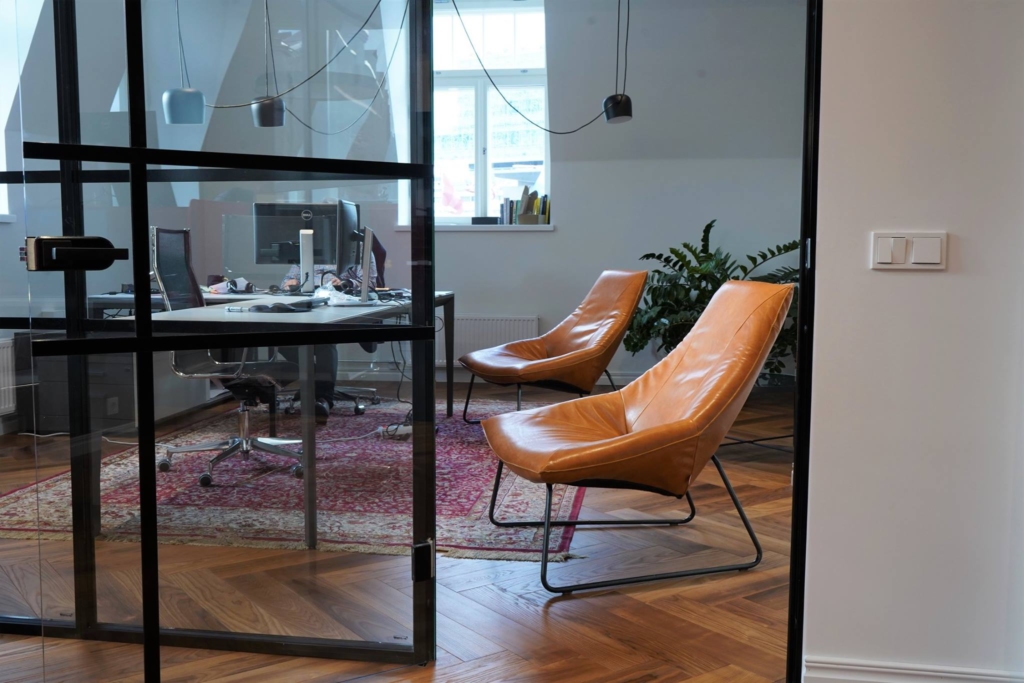 4-thermory-ash-herringbone-flooring-lutecredit-office-tallinn-estonia-interior-architect-triin-karuks-parn-photo-credit-risto-reilson-1024x683.jpg