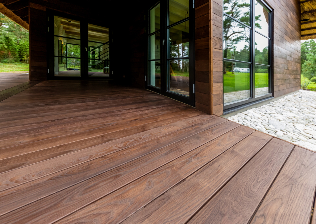 8.-cropped-thermory-benchmark-thermo-ash-cladding-c20-decking-d45j-private-house-in-saaremaa-estonia-photo-elvo-jakobson-10-1024x724.png