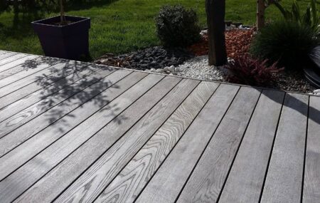 Thermowood Kőris teraszburkolat 2 év elteltével Mint már ismeretes a hőkezelt (Thermory) anyagokat nem szükséges felületkezelni! Rövid cikkünk bemutatja, hogy milyen szép megoldást kapunk felületkezelés nélkül is! A képeken egy 2 éves Kőris teraszburkolat látható.