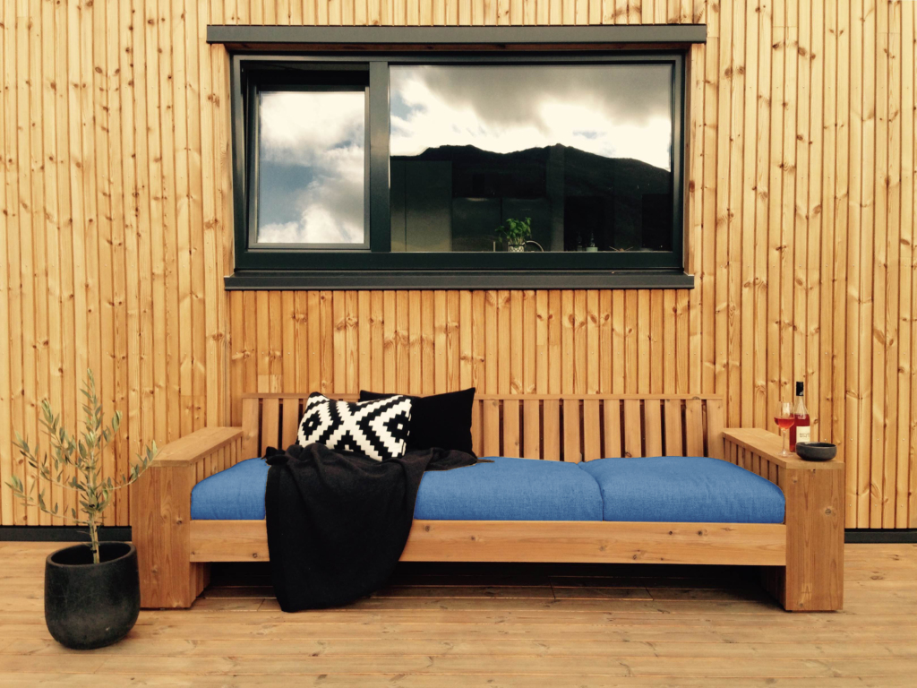 thermory-pine-cladding-26x140mm-profile-c8-pine-decking-26x140mm-profile-d4sg-private-house-new-zealand-3-1024x768.jpg