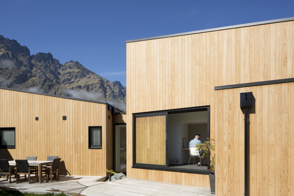 thermory-radiata-pine-cladding-profile-c3-jacks-point-family-home-new-zealand-ben-hudson-architects-photo-credit-sarah-rowlands-4-1024x683.jpg