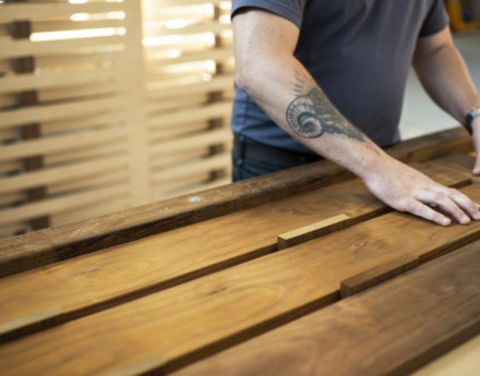 Készítsen saját kezűleg padot Thermowood (hőkezelt) fa falburkolatból