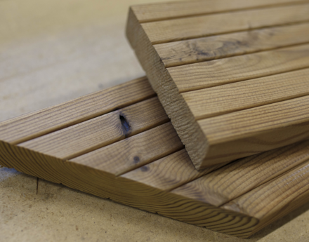 Készítsen virágládát Thermowood (hőkezelt) fa teraszburkolatból