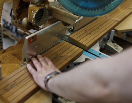 Készítsen virágládát Thermowood (hőkezelt) fa teraszburkolatból