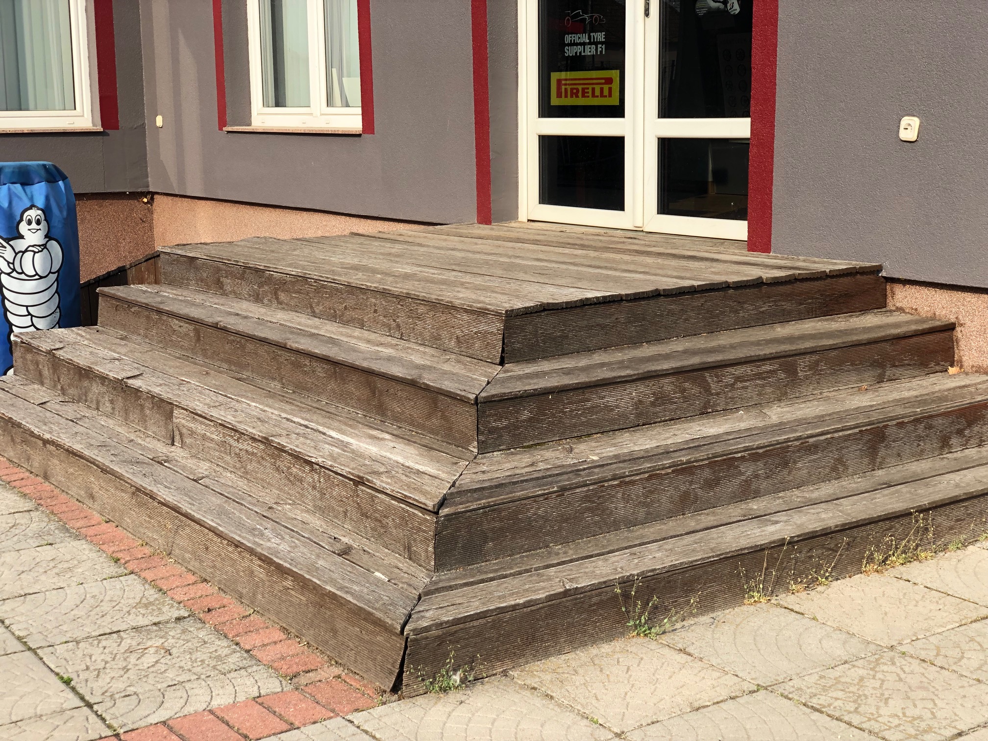 vorosfenyoterasz-1.jpg